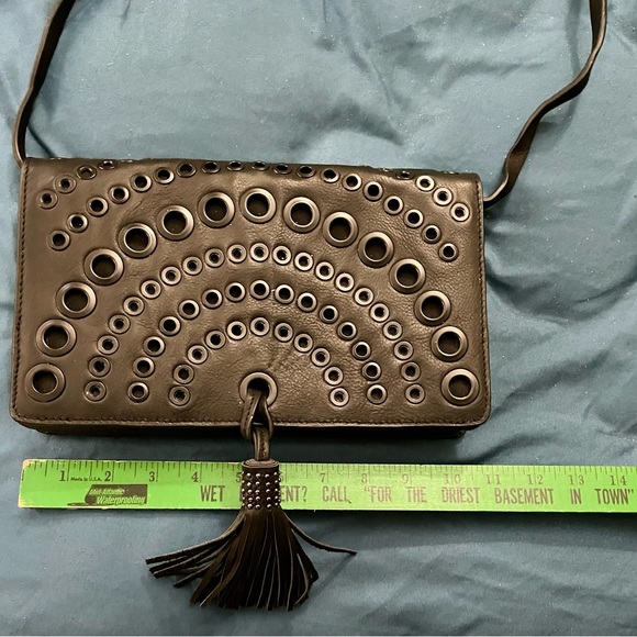 Brand New Linea Pelle Leather Grommet Detail Black Crossbody Bag - Picture 11 of 12